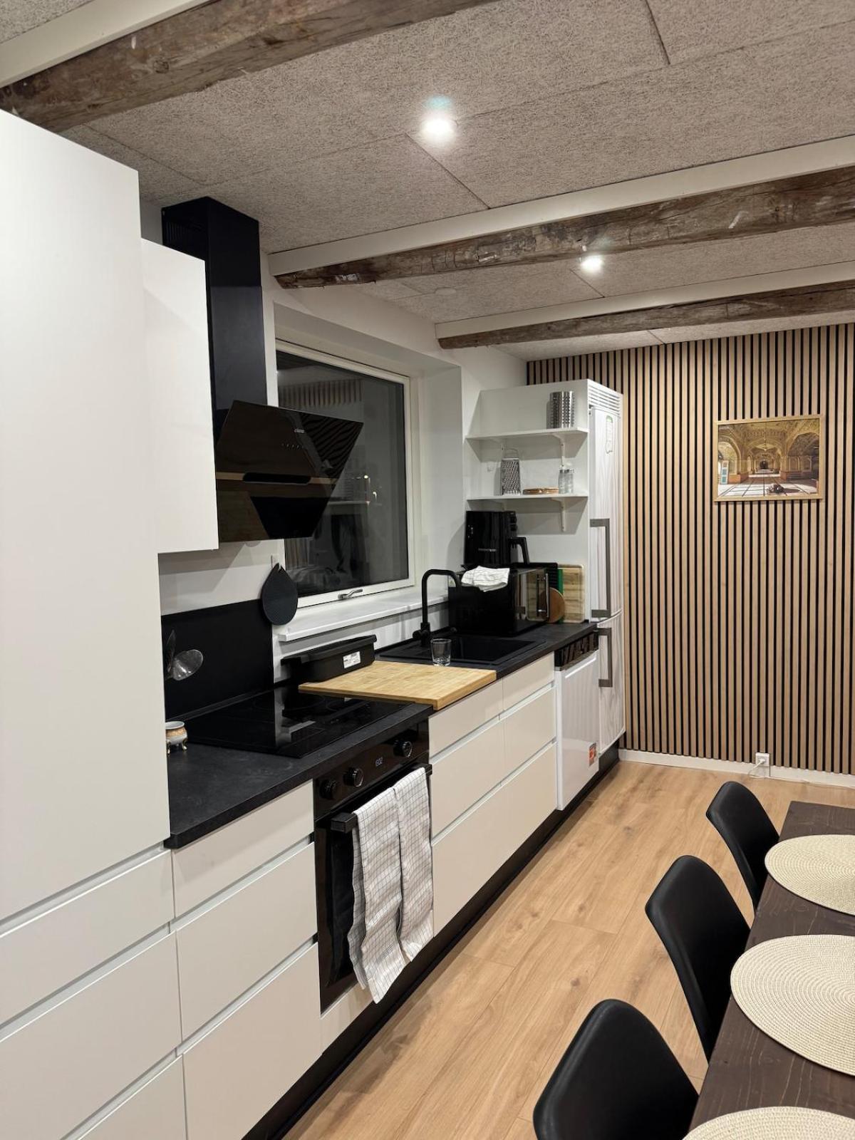 The Wild Swan - Big House With Many Beds In - Free Parking Apartment